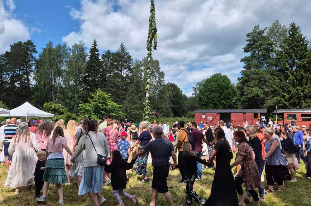 Dans runt midsommarstången vid Marielunds station. 